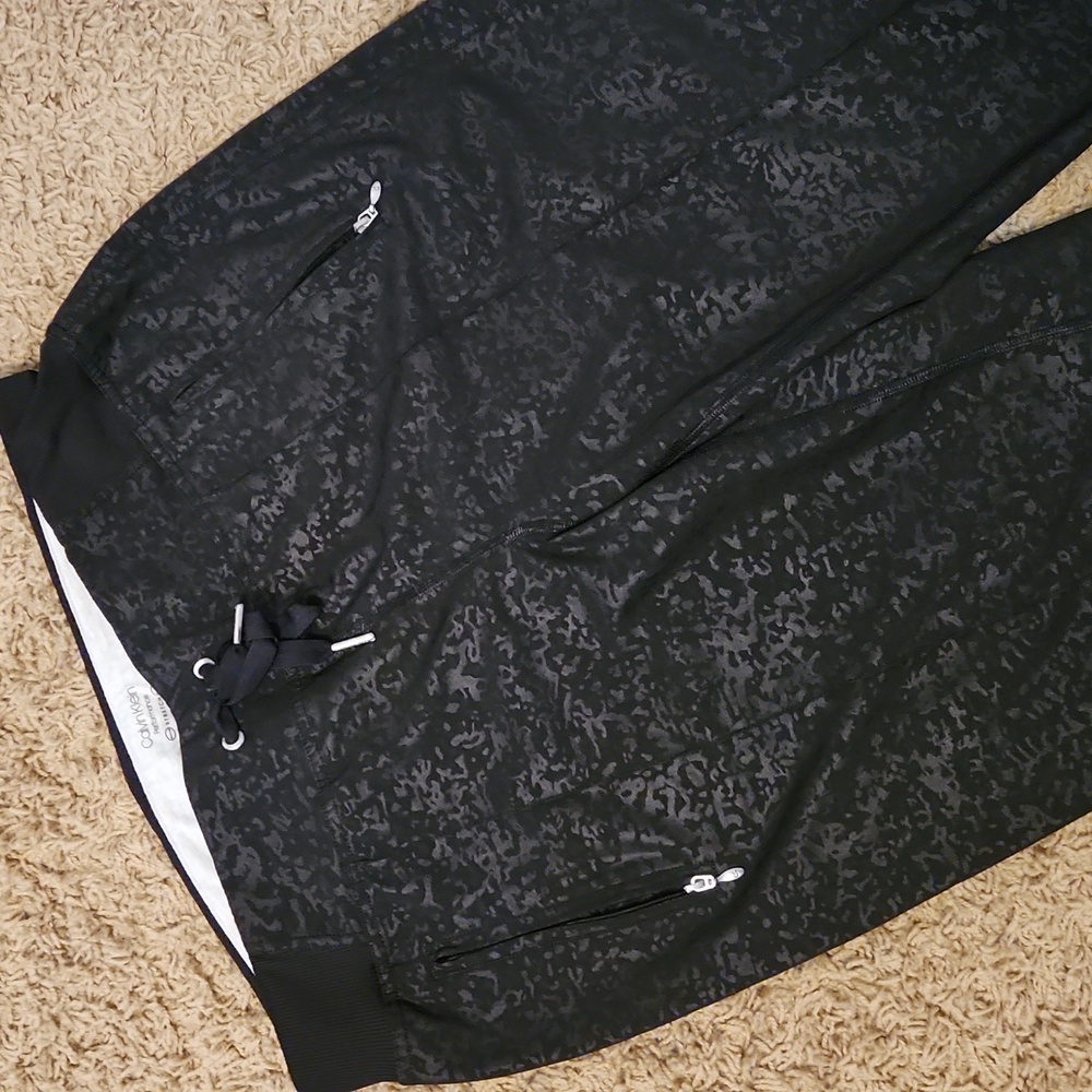 Calvin Kline black athletic performance joggers size medium camo design